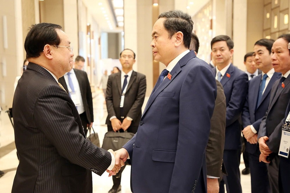 National Assembly Chairman Tran Thanh Man meets with Chairman of the Lao National Assembly's Committee for Foreign Affairs Sanya Praseuth in Uzbekistan on April 6. (Photo: Lam Giang) img-9205.jpg