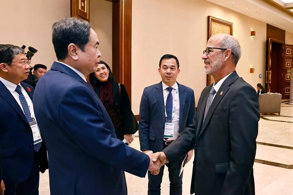 NA Chairman Tran Thanh Man shakes hands with Rolando González, President the Parlatino and Chairman of the Foreign Affairs Committee of the Cuban National Assembly of People’s Power. (Photo: Lam Giang) img-9212.jpg