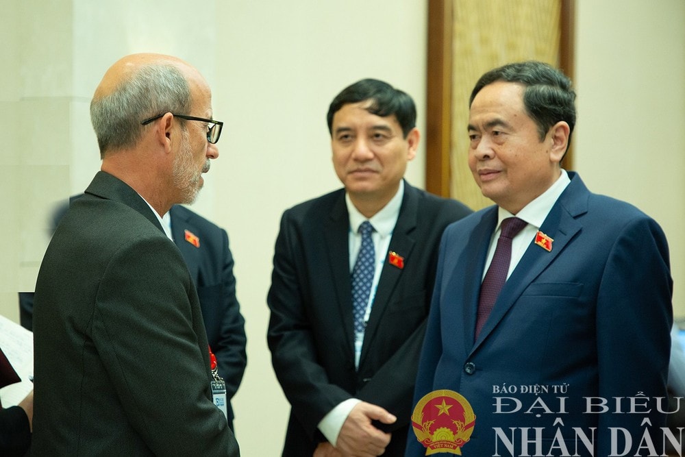 NA Chairman Tran Thanh Man meets with Rolando González, President the Parlatino and Chairman of the Foreign Affairs Committee of the Cuban National Assembly of People’s Power. (Photo: Lam Giang) img-9210.jpg