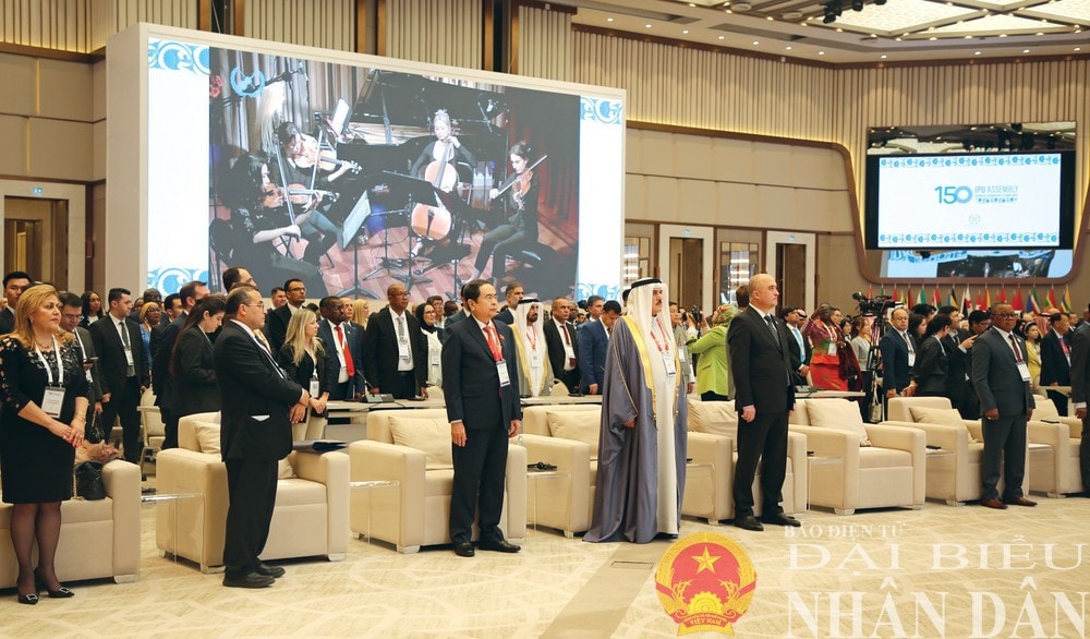 National Assembly Chairman Tran Thanh Man (sixth from left) and other delegates at the IPU-150 opening ceremony in Tashkent, Uzbekistan, on April 5 evening. (Photo: Lam Giang) img-9160.jpg
