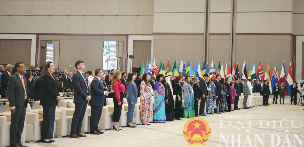 National Assembly Chairman Tran Thanh Man (sixth from left) and other delegates at the IPU-150 opening ceremony in Tashkent, Uzbekistan, on April 5 evening. (Photo: Lam Giang) img-9161.jpg
