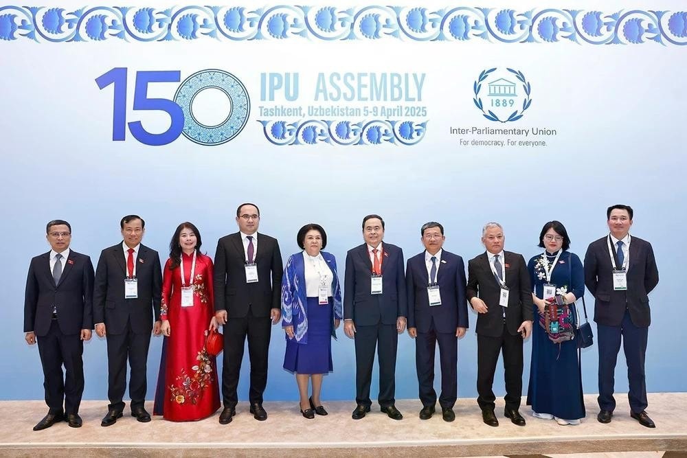 National Assembly Chairman Tran Thanh Man (sixth from left) and other delegates at the IPU-150 opening ceremony in Tashkent, Uzbekistan, on April 5 evening. (Photo: VNA) img-9158.jpg