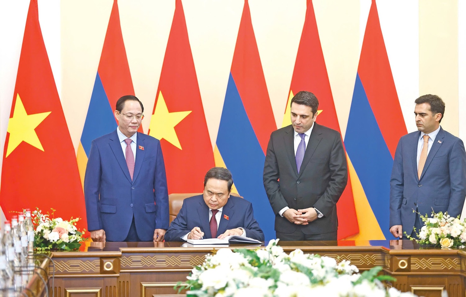 Chủ tịch Quốc hội Trần Thanh Mẫn viết lưu bút tại Tòa nhà Quốc hội Armenia. Ảnh: Doãn Tấn – TTXVN