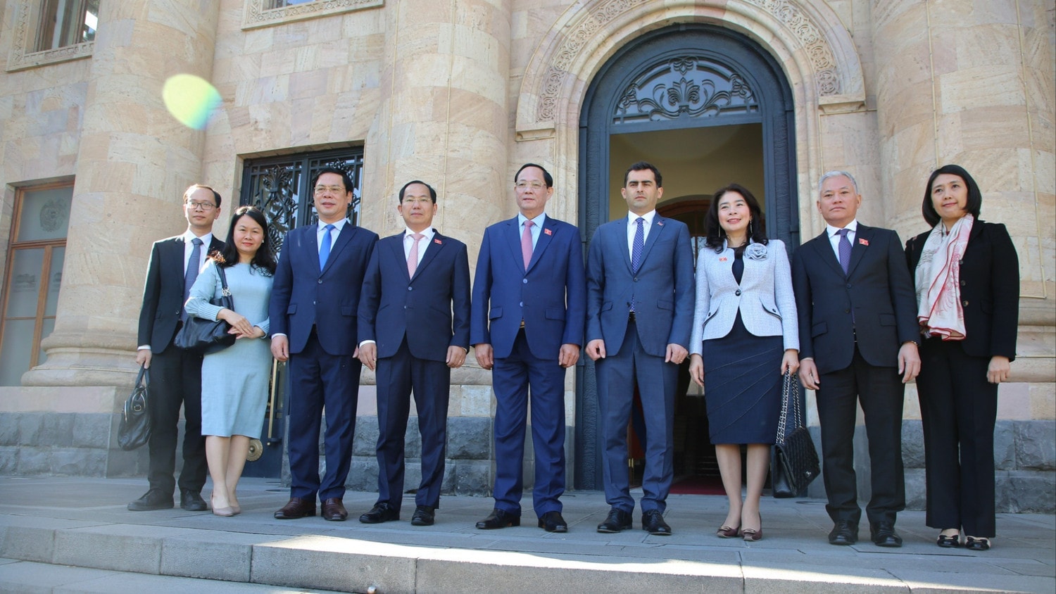 Phó Chủ tịch Quốc hội Trần Quang Phương và Phó Chủ tịch thứ nhất Quốc hội Armenia Hakob Arshakyan chụp ảnh lưu niệm với đại biểu hai nước. Ảnh: Lam Giang