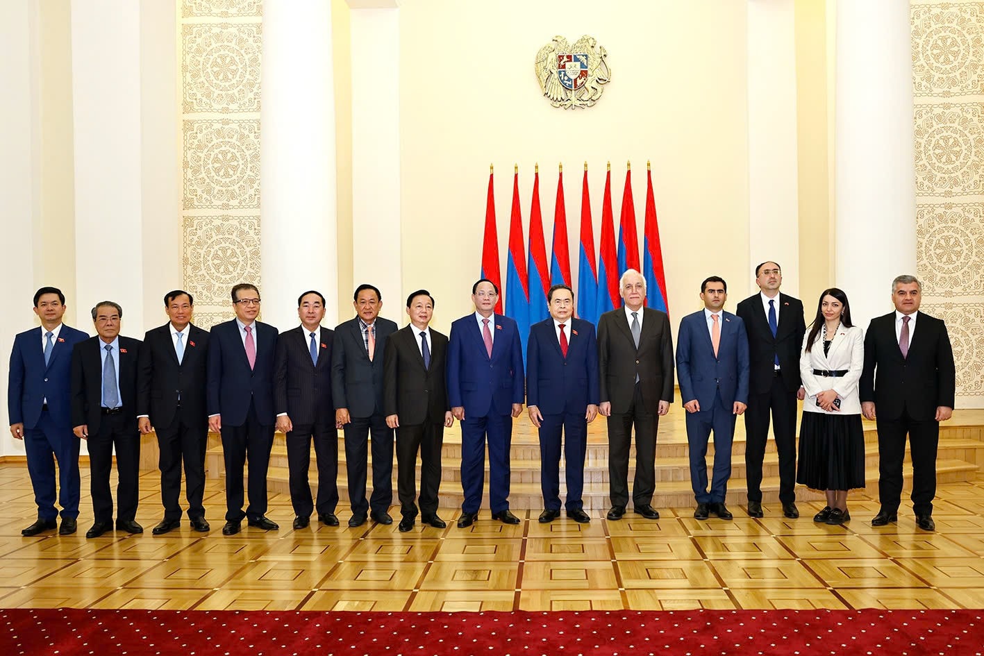 Chủ tịch Quốc hội Trần Thanh Mẫn, Tổng thống Armenia Vahagn Khachaturyan chụp ảnh lưu niệm với các đại biểu
