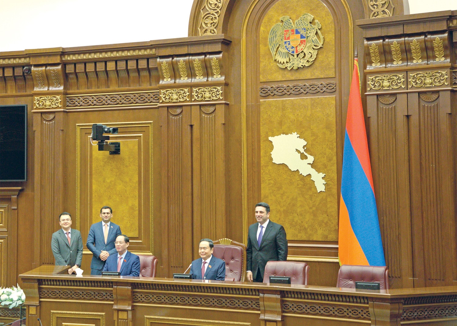 Chủ tịch Quốc hội Armenia Alen Simonyan và Chủ tịch Quốc hội Trần Thanh Mẫn cùng Đoàn đại biểu cấp cao Việt Nam tham quan Phòng họp Quốc hội. Ảnh: L. Giang
