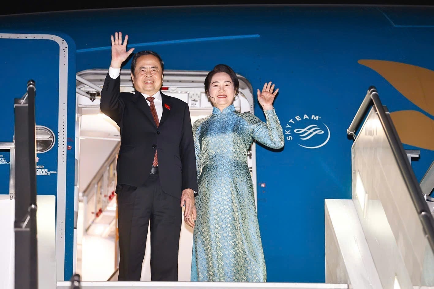 Chủ tịch Quốc hội Trần Thanh Mẫn và Phu nhân tại Sân bay quốc tế I. Karimov Tashkent, Thủ đô Tashkent, Cộng hòa Uzbekistan. Ảnh: Doãn Tấn - TTXVN