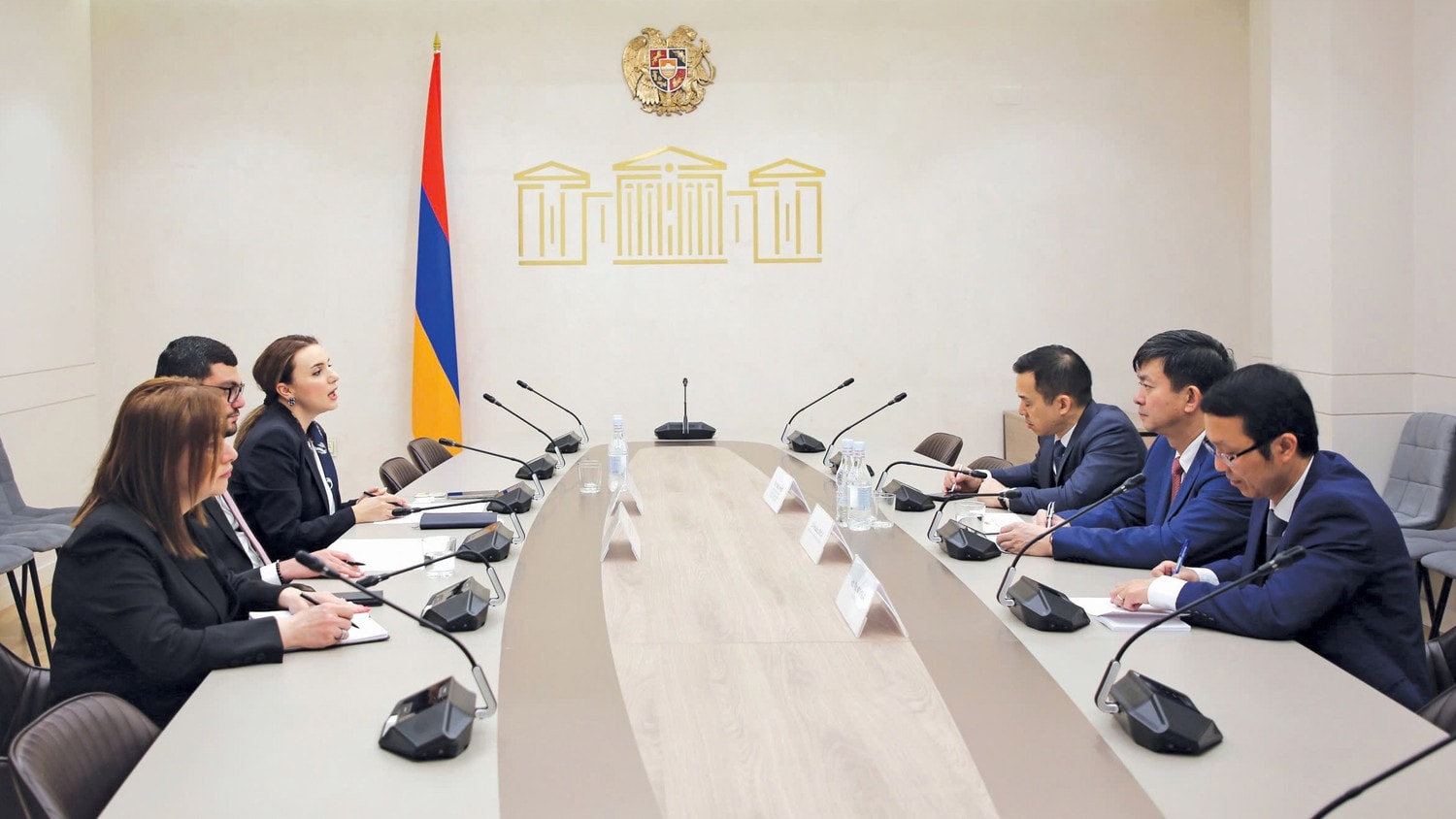 Tổng Thư ký Quốc hội Lê Quang Tùng làm việc với Tổng Thư ký Quốc hội Armenia Davit Arakelyan. Ảnh: Lam Giang