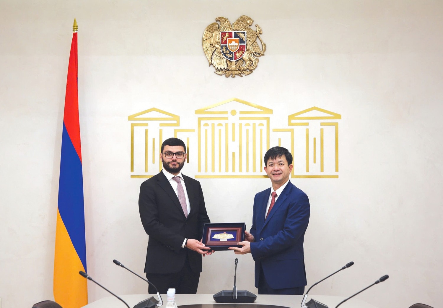 Tổng Thư ký Quốc hội Lê Quang Tùng tặng quà lưu niệm cho Tổng Thư ký Quốc hội Armenia Davit Arakelyan. Ảnh: Lam Giang