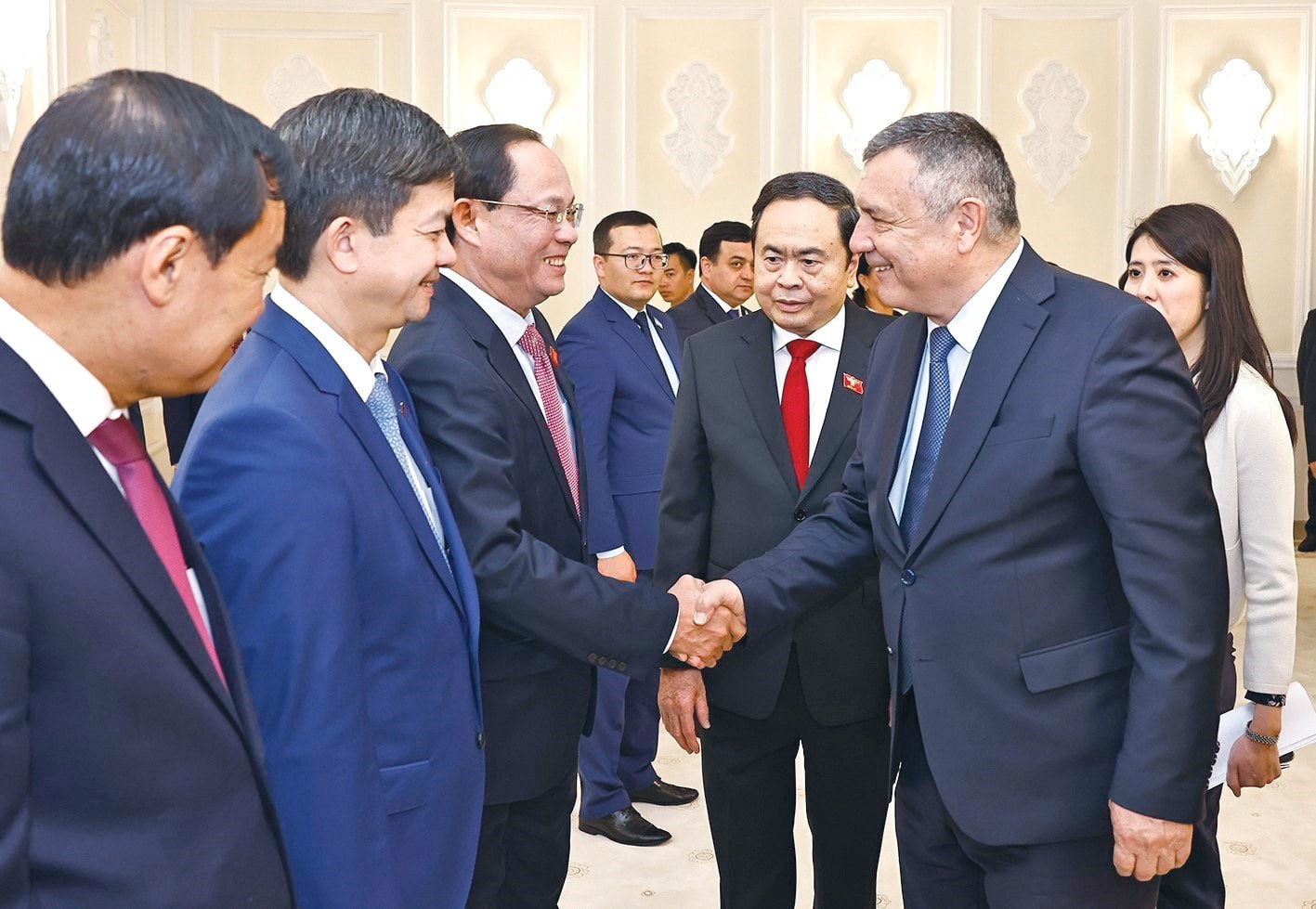 Chủ tịch Quốc hội Trần Thanh Mẫn giới thiệu với Chủ tịch Hạ viện Nuriddinjon Ismailov thành viên đoàn Việt Nam. Ảnh: Doãn Tấn – TTXVN