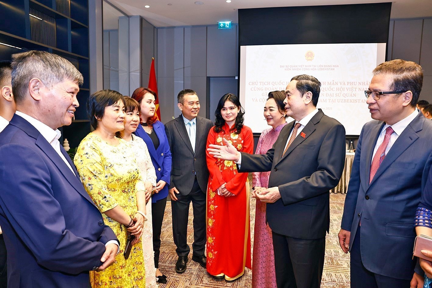 Chủ tịch Quốc hội Trần Thanh Mẫn và Phu nhân với bà con cộng đồng người Việt Nam tại Uzbekistan. Ảnh: Doãn Tấn - TTXVN