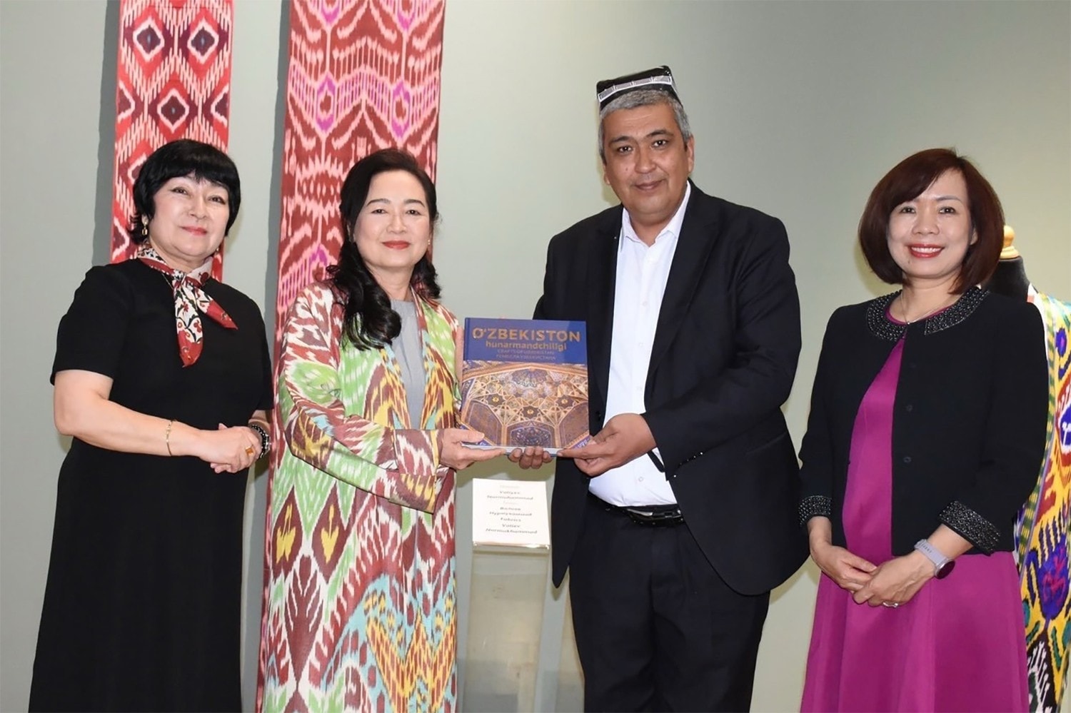 Chủ tịch Hiệp hội Thợ thủ công Cộng hòa Uzbekistan Mirzaakhmedov R.T trao quà lưu niệm tặng Phu nhân Nguyễn Thị Thanh Nga