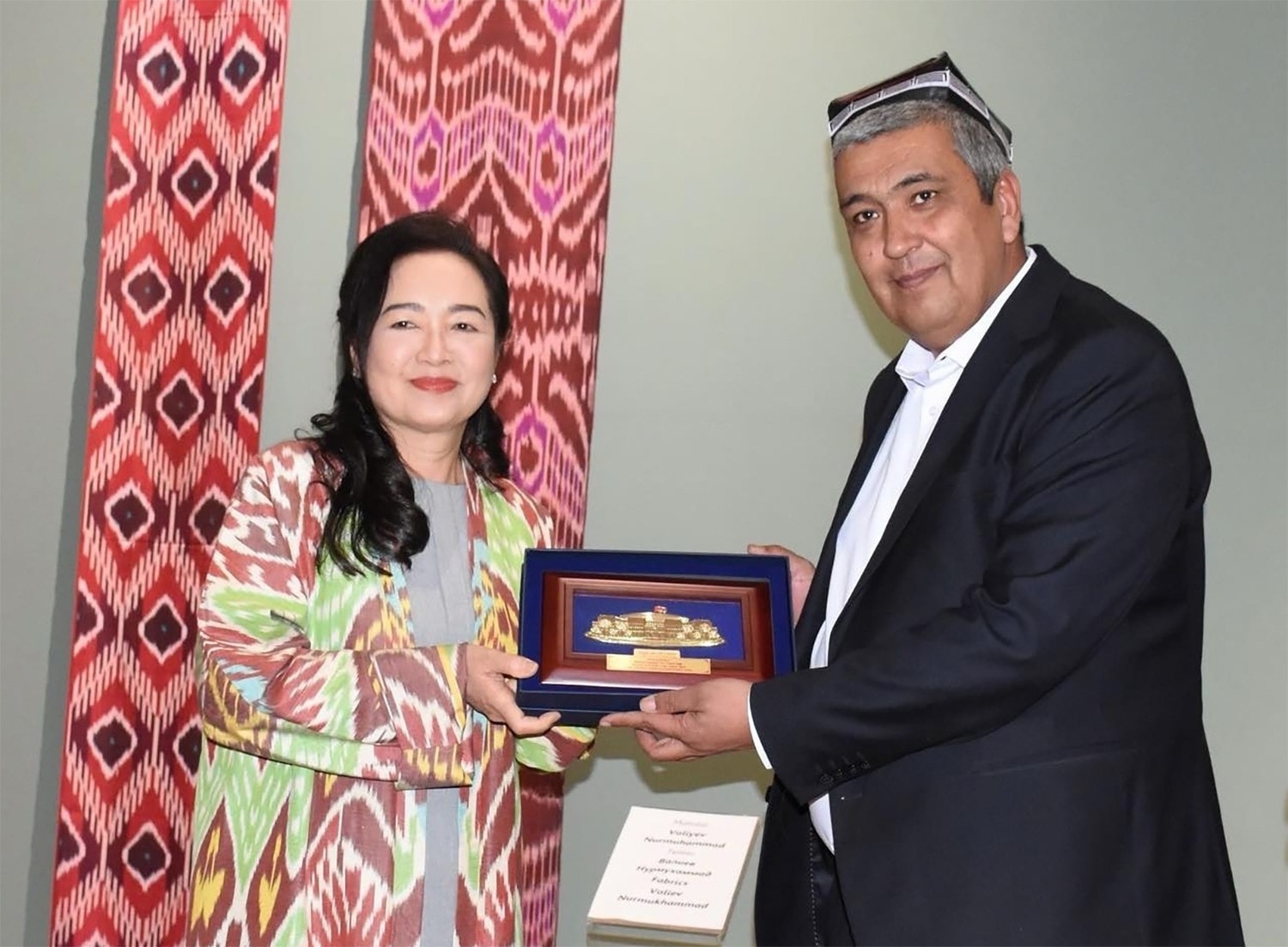 Phu nhân Nguyễn Thị Thanh Nga trao quà lưu niệm tặng Chủ tịch Hiệp hội Thợ thủ công Cộng hòa Uzbekistan Mirzaakhmedov R.T.