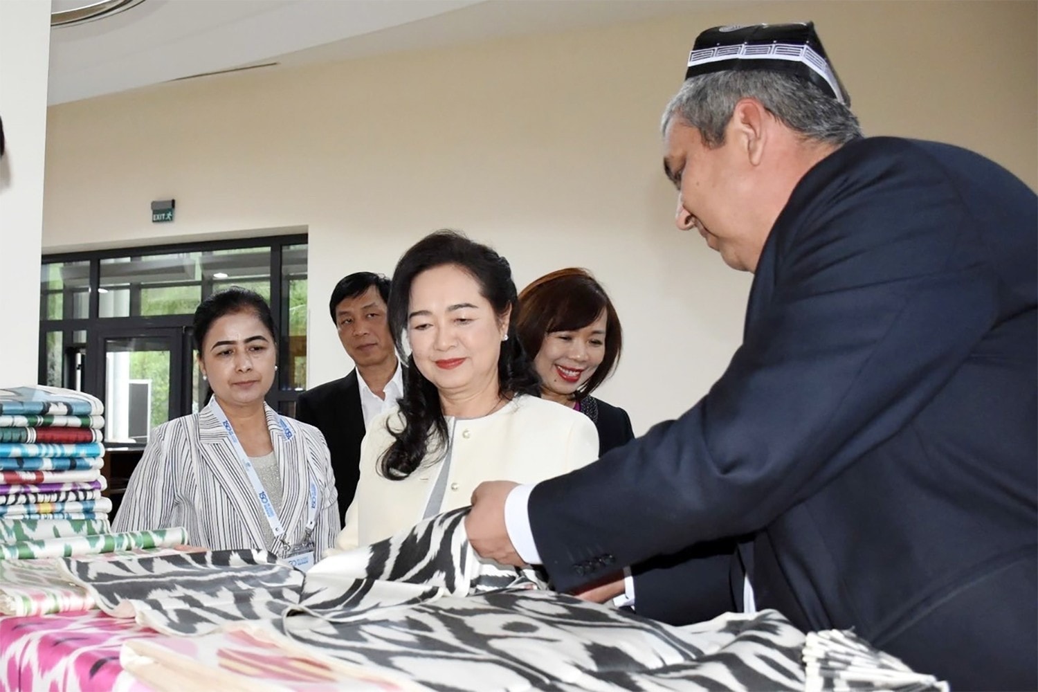 Phu nhân Chủ tịch Quốc hội Nguyễn Thị Thanh Nga tham quan Khu trưng bày nghệ thuật NBU