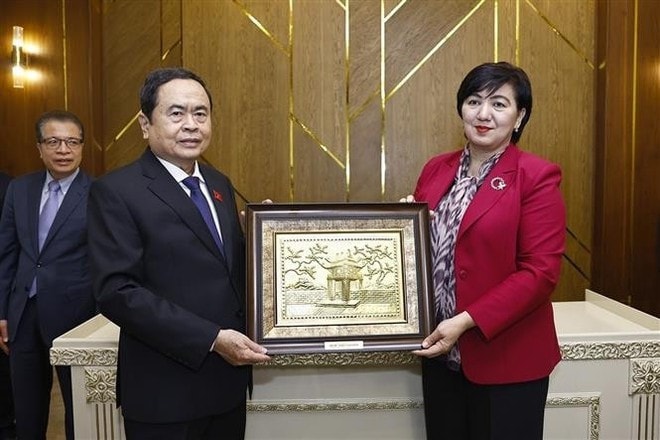 NA Chairman Tran Thanh Man presents a gift to the university (Photo: Lam Giang) NA Chairman Tran Thanh Man presents a gift to the university (Photo: Lam Giang)