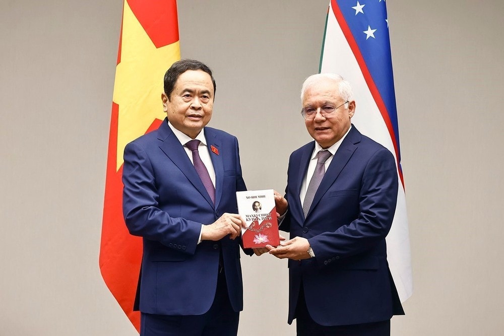 A member of the Committee on Interethnic Relations and Friendly Ties with Foreign Countries presents the book about Uncle Ho to NA Chairman Tran Thanh Man. (Photo: VNA) img-9220.jpg