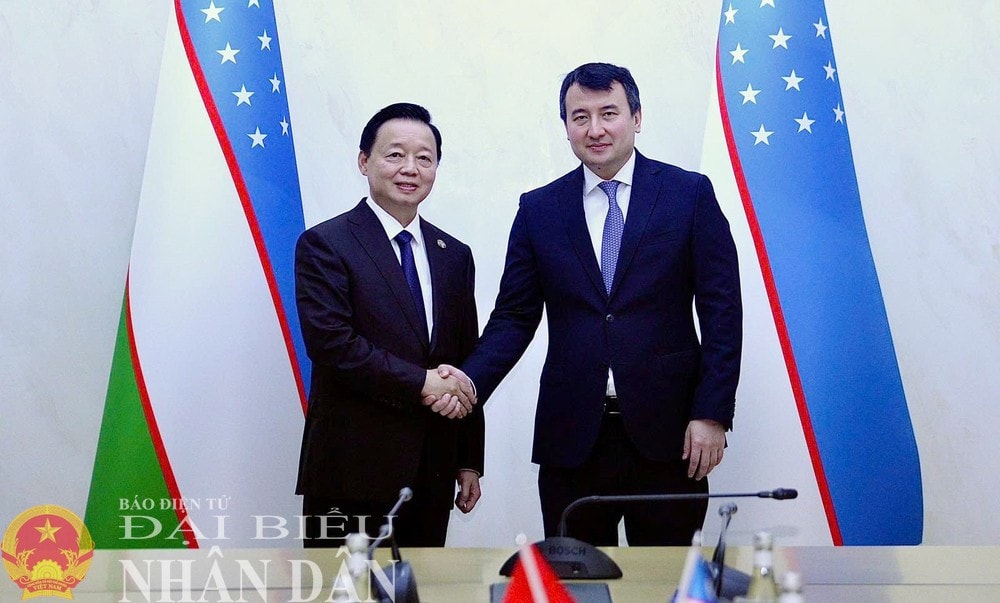 Vietnamese Deputy Prime Minister Tran Hong Ha (R) and his Uzbekistani counterpart Jamshid Khodjaev in Tashkent on April 7. (Photo: Lam Giang) img-9318.jpg