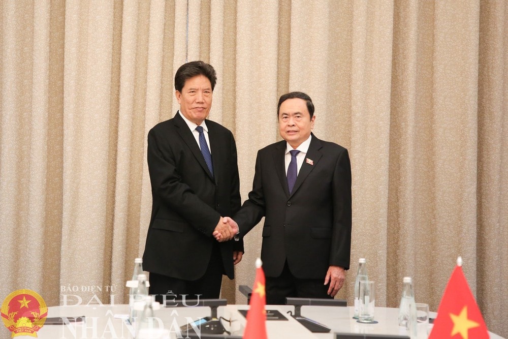 National Assembly Chairman Tran Thanh Man (R) and Vice Chairman of the Standing Committee of the National People's Congress (NPC) of China Losang Jamcan. (Photo: Lam Giang) img-9291.jpg