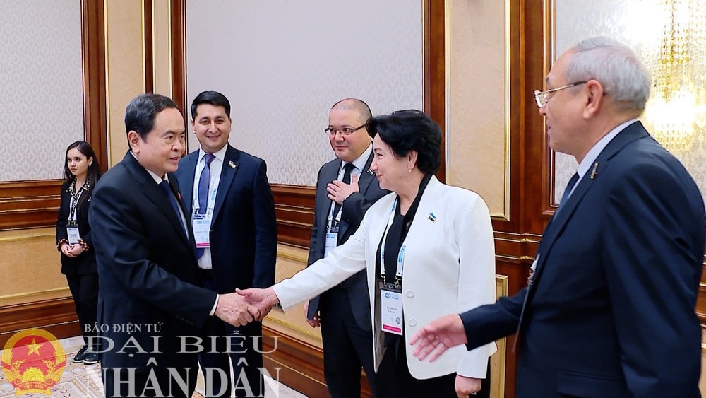 Vietnamese NA Chairman Tran Thanh Man (L) with members of the People’s Democratic Party of Uzbekistan (PDPU). (Photo: Lam Giang) img-9332.jpg