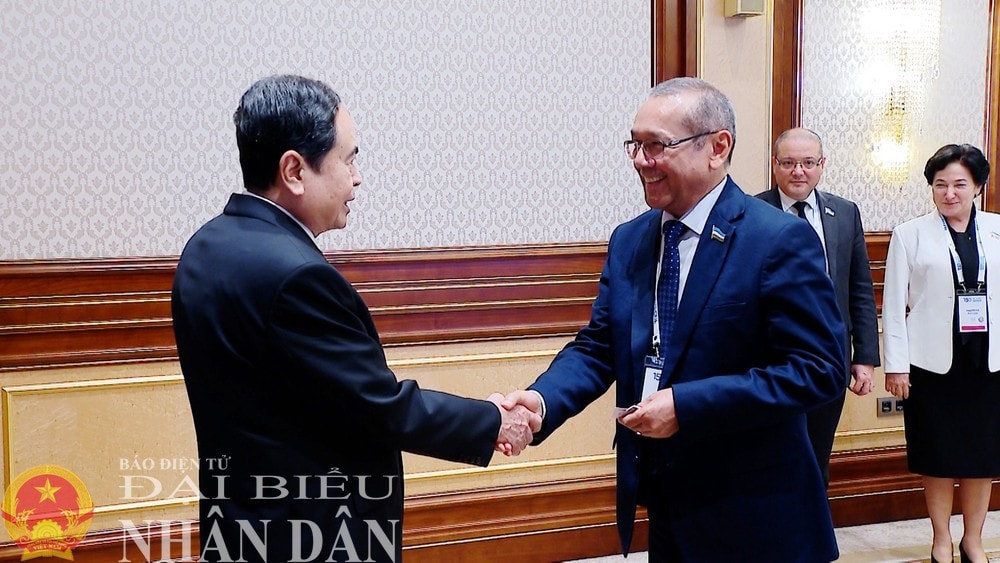 Vietnamese NA Chairman Tran Thanh Man (L) and Ulugbek Inoyatov, Chairman of the Central Council of the People’s Democratic Party of Uzbekistan (PDPU). (Photo: Lam Giang) img-9331.jpg