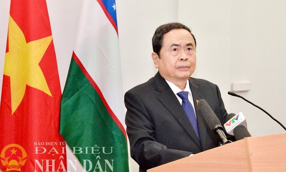 National Assembly Chairman Tran Thanh Man speaks at the meeting with students who are studying Vietnamese at the Tashkent State University of Oriental Studies (TSUOS). (Photo: Lam Giang) img-9251.jpg