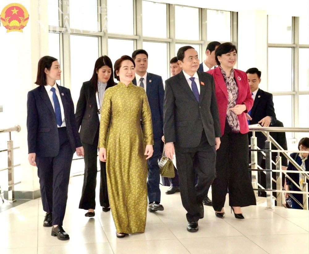 NA Chairman Tran Thanh Man and his spouse Nguyen Thi Thanh Nga visited the Tashkent State University of Oriental Studies (TSUOS). (Photo: Lam Giang) img-9259.jpg