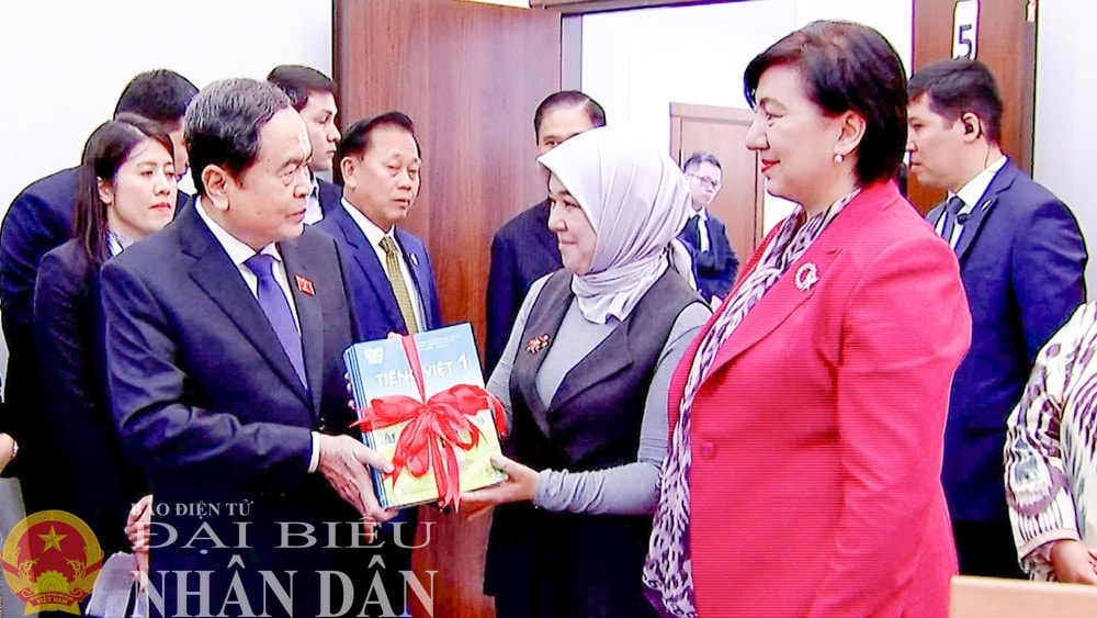 NA Chairman Tran Thanh Man receives a gift from the university (Photo: Lam Giang) img-9255.jpg