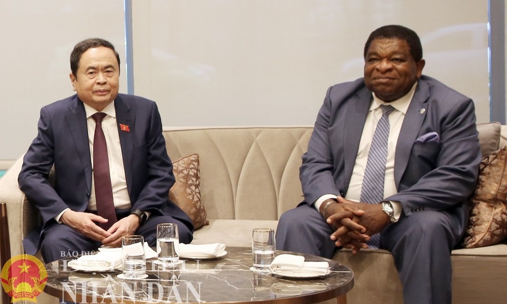 NA Chairman Tran Thanh Man (left) and IPU Secretary-General Martin Chungong at their meeting in Tashkent on April 6. (Photo: Lam Giang) img-9214.jpg