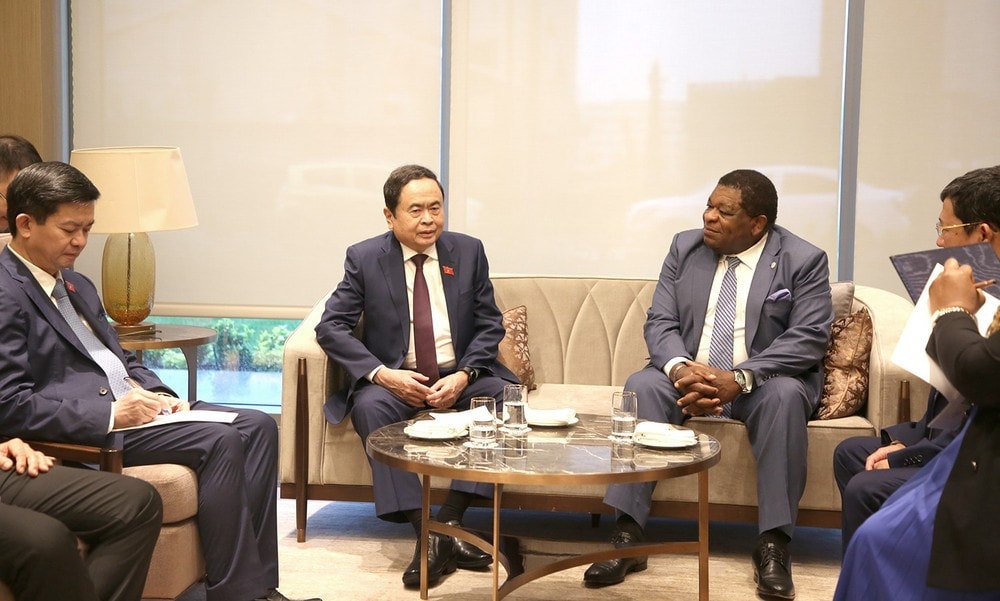 NA Chairman Tran Thanh Man (left) and IPU Secretary-General Martin Chungong at their meeting in Tashkent on April 6. (Photo: Lam Giang) img-9215.jpg