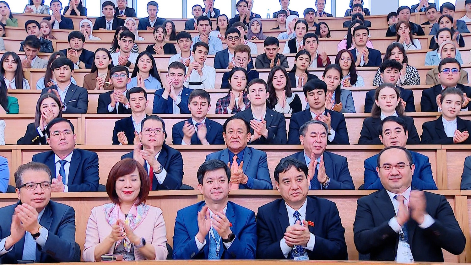 Các đại biểu tham dự cuộc gặp