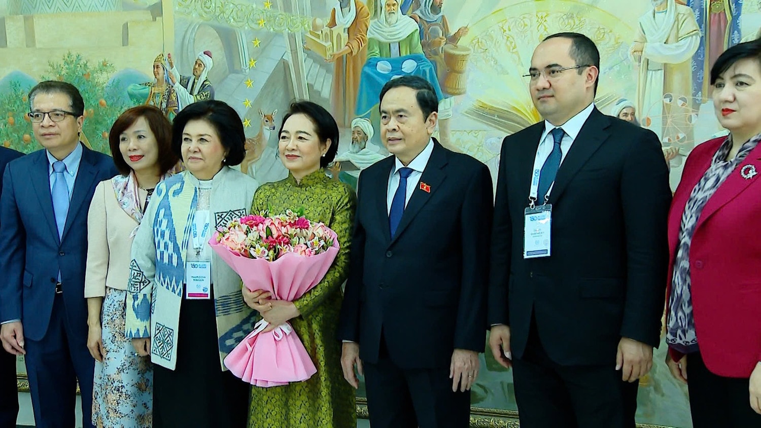 Chủ tịch Quốc hội Trần Thanh Mẫn và Phu nhân Nguyễn Thị Thanh Nga cùng các đại biểu chụp ảnh lưu niệm tại Đại học Phương Đông Tashkent