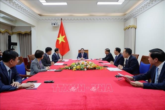 Thủ tướng Phạm Minh Chính điện đàm với Thủ tướng Malaysia Anwar Ibrahim. Ảnh: Dương Giang/TTXVN