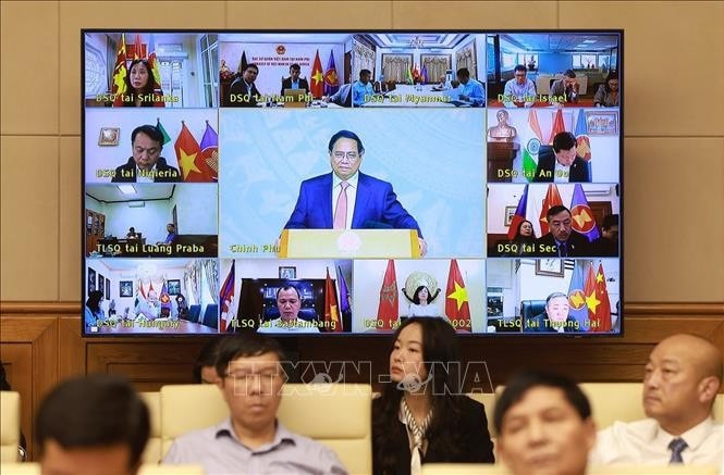 Thủ tướng Phạm Minh Chính chủ trì Hội nghị Thủ tướng Chính phủ trực tuyến với các cơ quan đại diện Việt Nam ở nước ngoài về thương mại quốc tế. Ảnh: Dương Giang/TTXVN