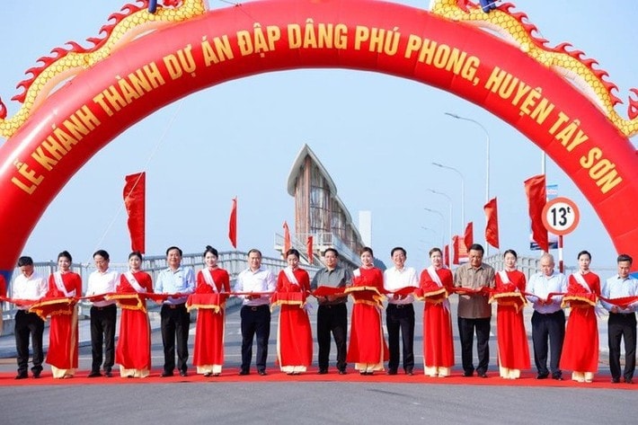 Thủ tướng Phạm Minh Chính và các đại biểu thực hiện nghi thức khánh thành đập dâng Phú Phong. Ảnh: VGP/Nhật Bắc
