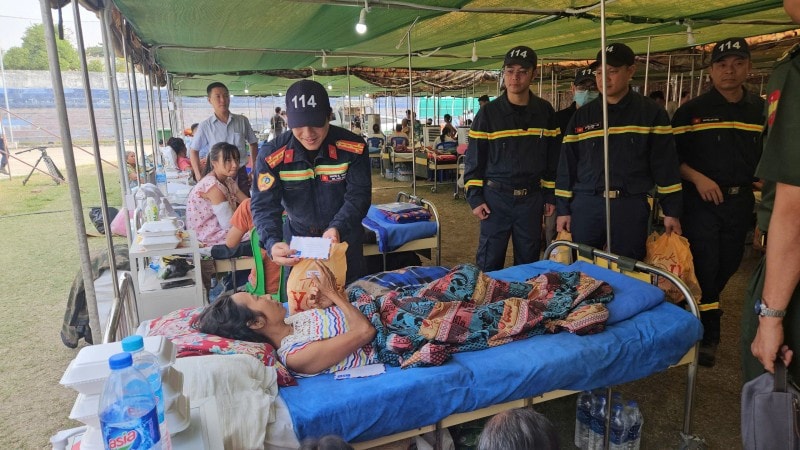 Đại tá Nguyễn Minh Khương, Trưởng đoàn CNCH Bộ Công an Việt Nam trao quà cho bệnh nhân đang điều trị tại bệnh viện