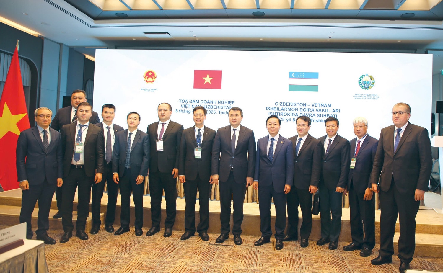 Phó Thủ tướng Trần Hồng Hà chụp ảnh lưu niệm với doanh nghiệp hai nước dự tọa đàm. Ảnh: Lam Giang