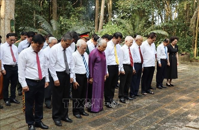 Các đại biểu dành phút mặc niệm tại nhà bia di tích Trung ương Cục miền Nam.