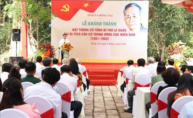 Bí thư Tỉnh ủy Đồng Nai Vũ Hồng Văn phát biểu tại lễ khánh thành, đặt tượng cố Tổng Bí thư Lê Duẩn. Ảnh: Công Phong/TTXVN