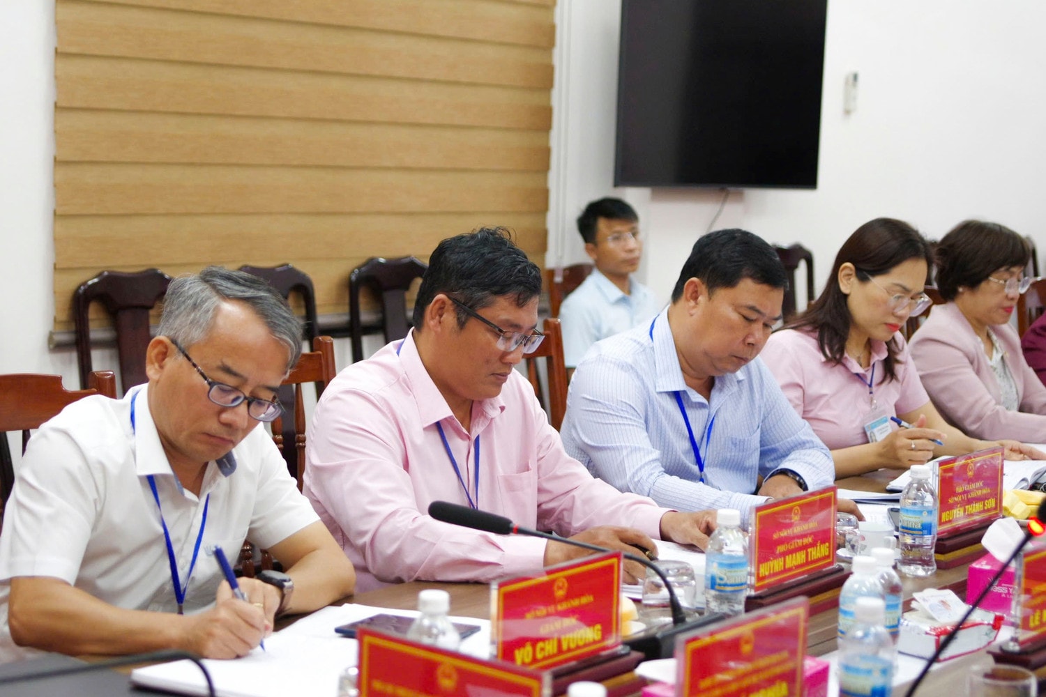 Các đại biểu tham dự cuộc làm việc