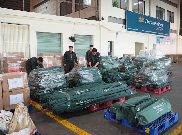 cac-lo-hang-cuu-tro-duoc-dong-goi-kiem-tra-can-than-truoc-khi-tien-hanh-cac-buoc-tiep-theo-cua-quy-trinh-van-chuyen-anh-vna.jpg