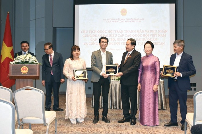 NA Chairman Tran Thanh Man presents gifts to representatives of the Vietnamese community in Uzbekistan (Photo: Lam Giang) ctqh-dsq6.jpg