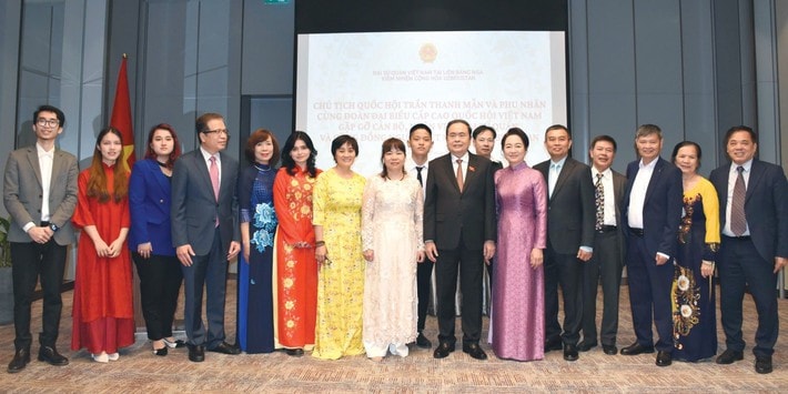 NA Chairman Tran Thanh Man and his spouse take photo with representatives of the Vietnamese community in Uzbekistan (Photo: Lam Giang) ctqh-dsq7.jpg