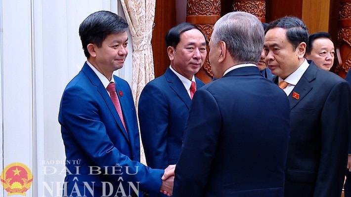 NA Chairman Tran Thanh Man introduces the delegates of the National Assembly of Vietnam. (Photo: Lam Giang) hk-tthong-a2.jpg