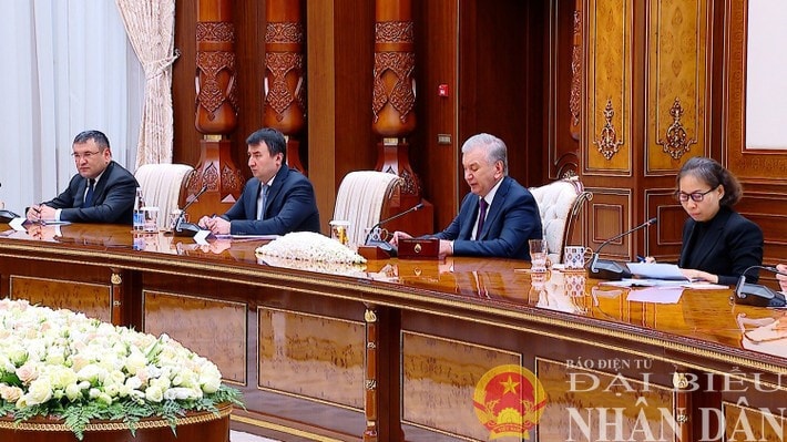 Uzbek President Shavkat Mirziyoyev speaks at the meeting. (Photo: Lam Giang) hk-tthong-a6.jpg