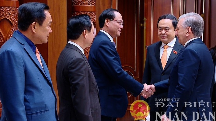 NA Chairman Tran Thanh Man introduces the delegates of the National Assembly of Vietnam. (Photo: Lam Giang) hk-tthong.jpg