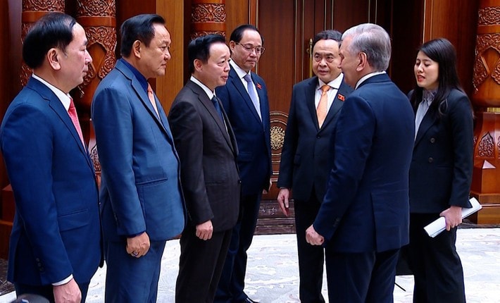 NA Chairman Tran Thanh Man introduces the delegates of the National Assembly of Vietnam. (Photo: Lam Giang) hk-tthong-a7.jpg
