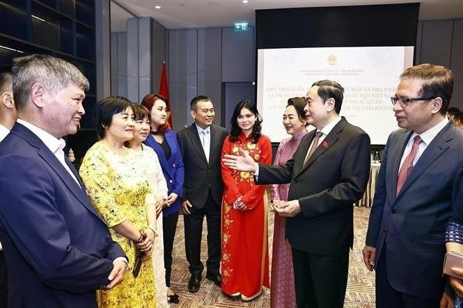 NA Chairman Tran Thanh Man (seconnd from right) talks to representatives of the Vietnamese community in Uzbekistan at the meeting. (Photo: VNA) img-9409.jpg