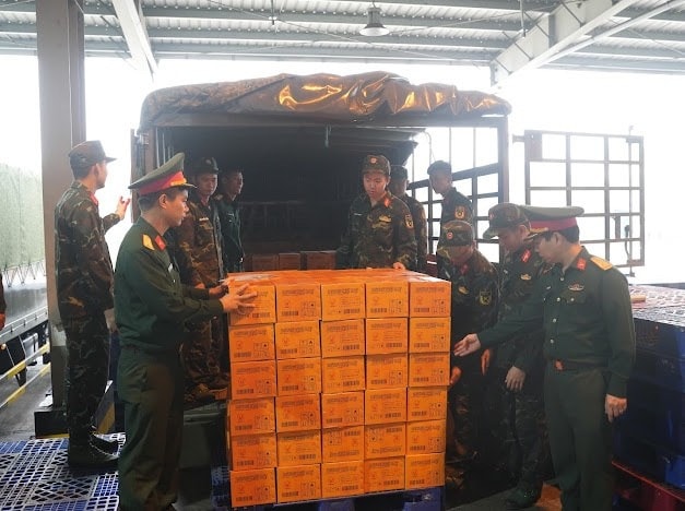 hang-hoa-duoc-chuyen-vao-khu-vuc-kiem-tra-an-ninh-dam-bao-tuan-thu-cac-quy-dinh-cua-cac-co-quan-chuc-nang-ve-an-toan-hang-hoa-anh-vna-8854.jpg