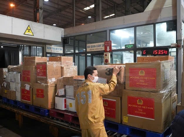 hang-hoa-duoc-chuyen-vao-khu-vuc-kiem-tra-an-ninh-dam-bao-tuan-thu-cac-quy-dinh-cua-cac-co-quan-chuc-nang-ve-an-toan-hang-hoa-anh-vna.jpg
