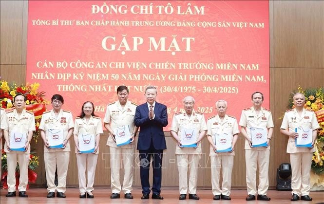 Tổng Bí thư Tô Lâm tặng quà lưu niệm cho các đại biểu. Ảnh: Thống Nhất/TTXVN